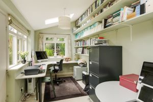 Garden Annexe Bedroom - click for photo gallery